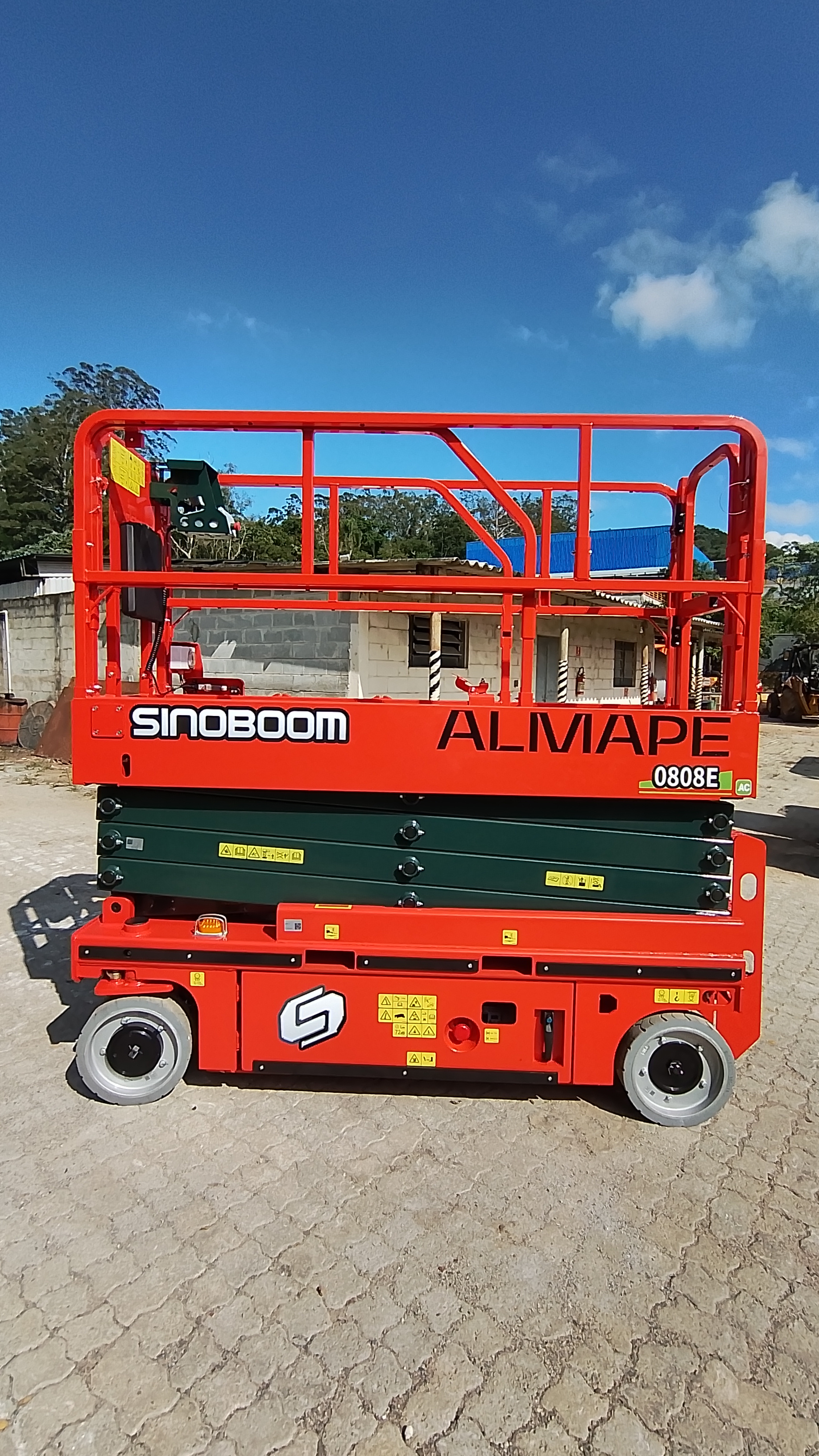 Sinoboom 0808E da frota Almape — tesoura elétrica 8m em pátio