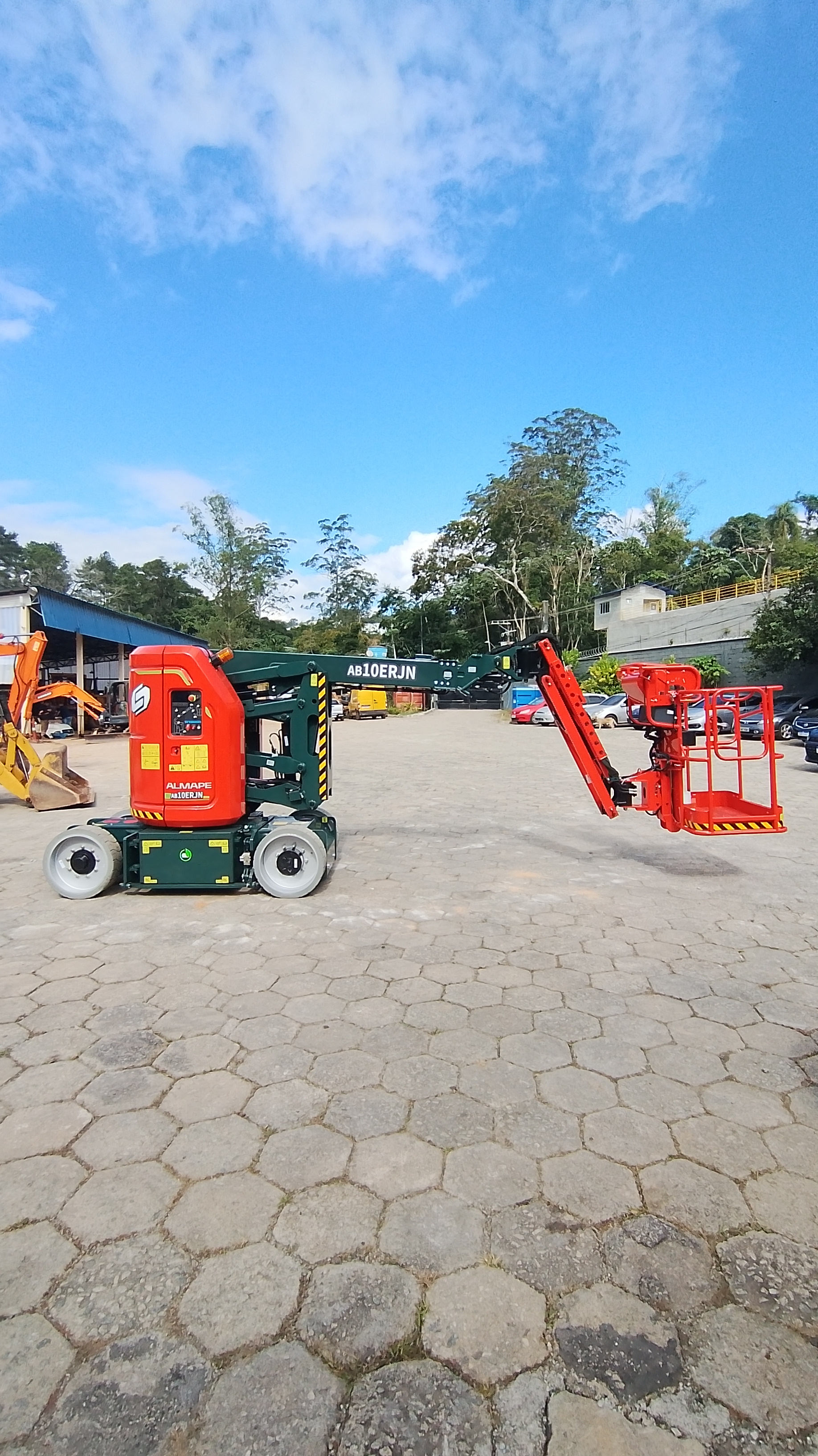 Sinoboom AB10ERJN da frota Almape — articulada elétrica 10m em pátio