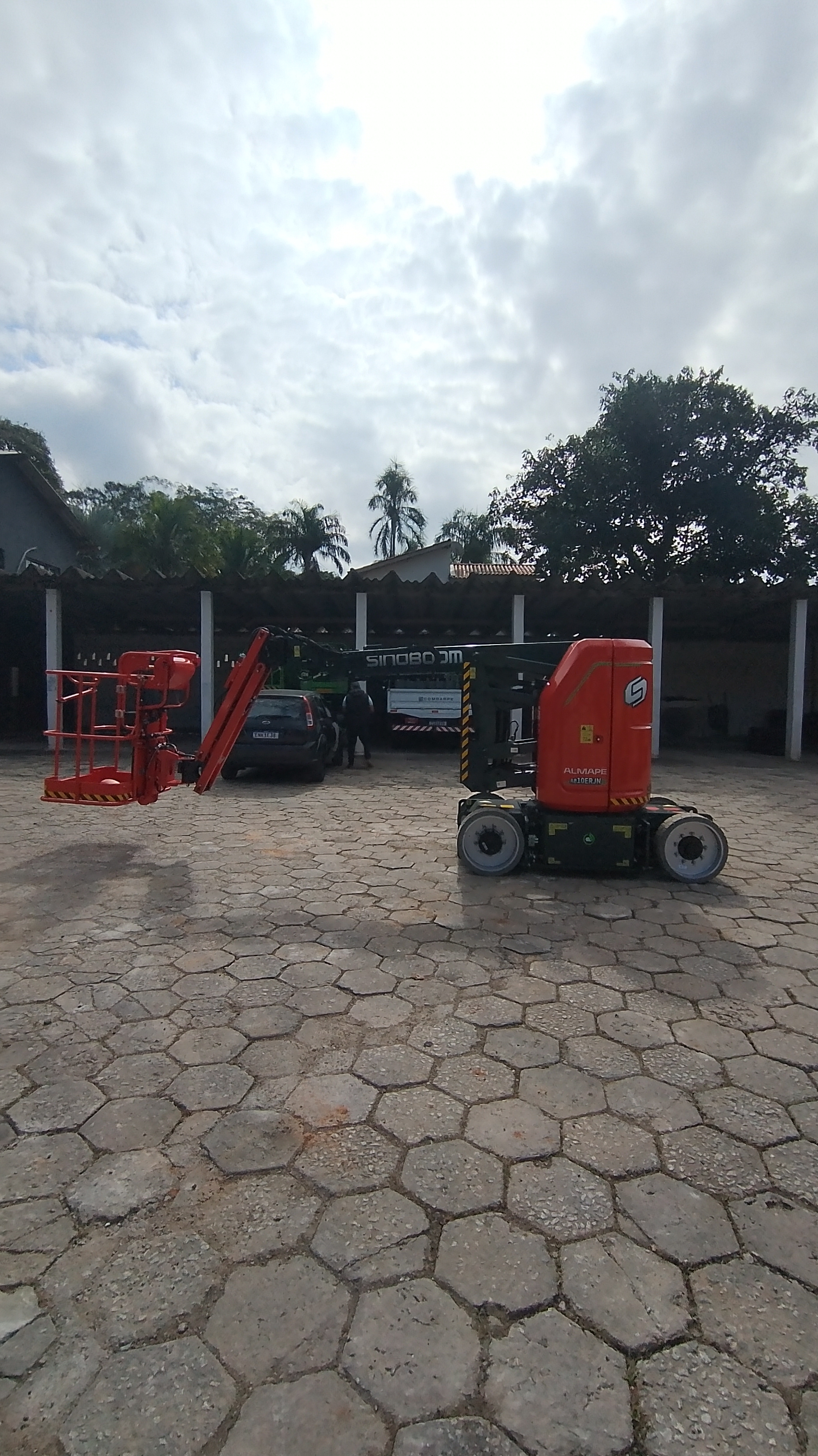 Sinoboom AB10ERJN com lança em ângulo de trabalho
