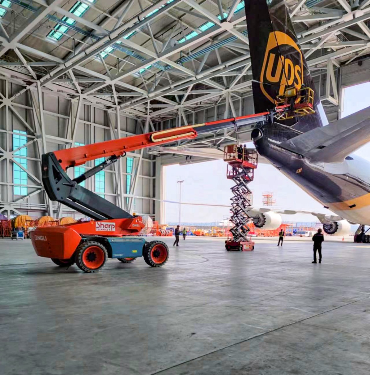 Big boom Dingli em hangar aeronáutico