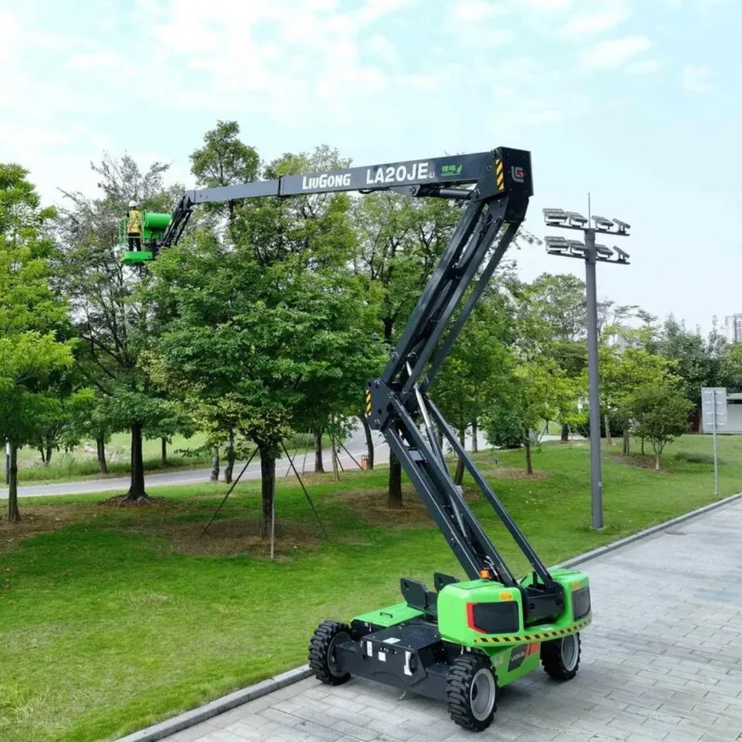 Articulada LA20JE em pátio arborizado