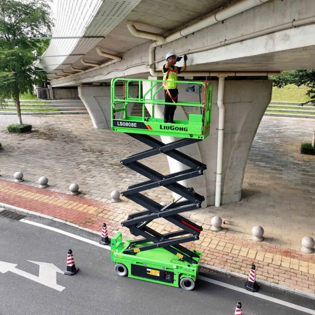 Tesoura LS0808E em obra urbana sob viaduto