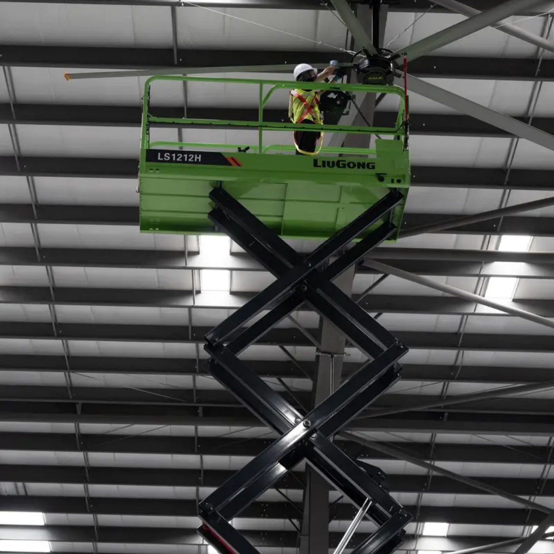 Tesoura LS1212H em manutenção de ventilador HVLS de galpão