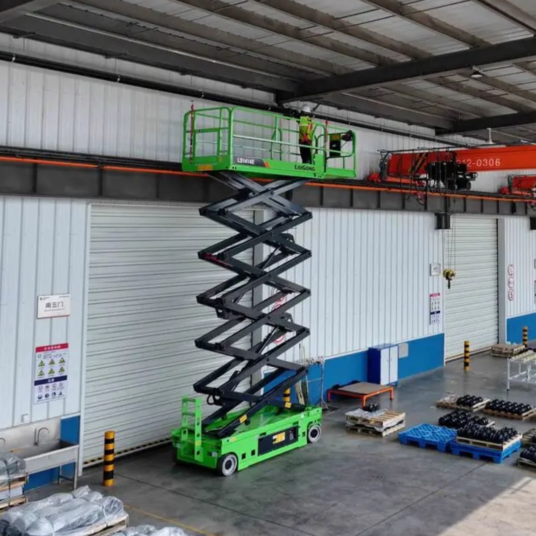 Tesoura LS1414E em galpão com ponte rolante